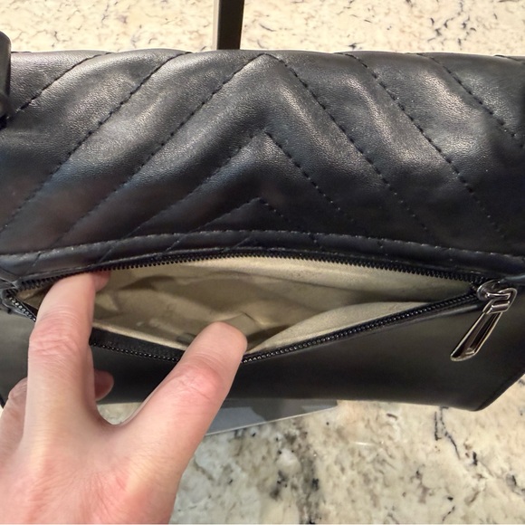 Flora & Co EUC Black Chevron Shoulder/Crossbody Bag w/Chain Detail - Picture 5 of 10